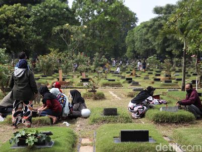 TPU Pondok Kelapa Ramai Peziarah Jelang Ramadhan