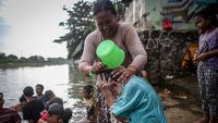 Antusias Warga Ikut Tradisi Keramas Bersama Jelang Ramadhan
