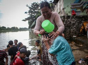 Antusias Warga Ikut Tradisi Keramas Bersama Jelang Ramadhan