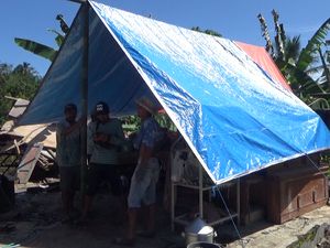 Warga Lumajang Terdampak Gempa Malang Pilih Bangun Tenda di Depan Rumah