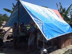 Warga Lumajang Terdampak Gempa Malang Pilih Bangun Tenda di Depan Rumah