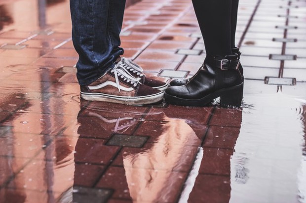 wet shoes (sumber : freepik) wet shoes (sumber : freepik)