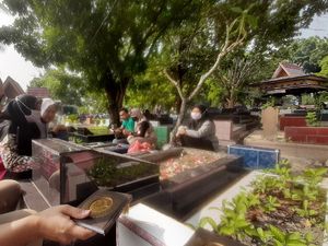 Mudik Dilarang, Warga Pilih Ziarah Kubur di Pekanbaru Jelang Ramadhan Mudik Dilarang, Warga Pilih Ziarah Kubur di Pekanbaru Jelang Ramadhan