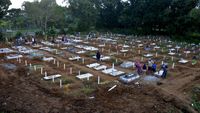 Potret Ziarah Kubur di Pemakaman Khusus COVID-19