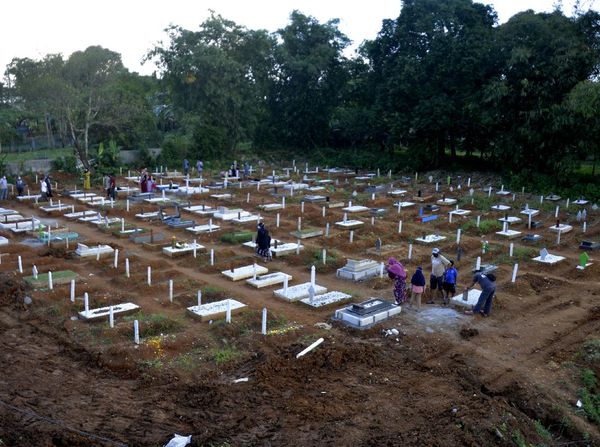 Potret Ziarah Kubur di Pemakaman Khusus COVID-19