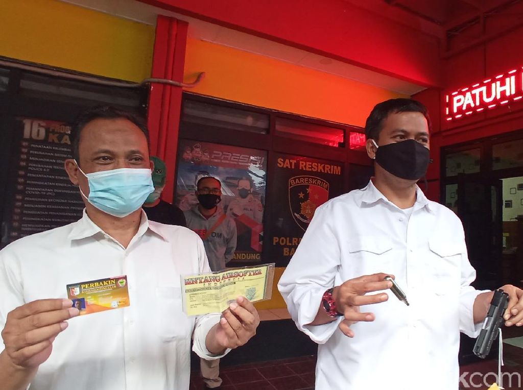 Viral Aksi Koboi Pria di Bandung Tembakkan Airsoft Gun ke Udara Viral Aksi Koboi Pria di Bandung Tembakkan Airsoft Gun ke Udara