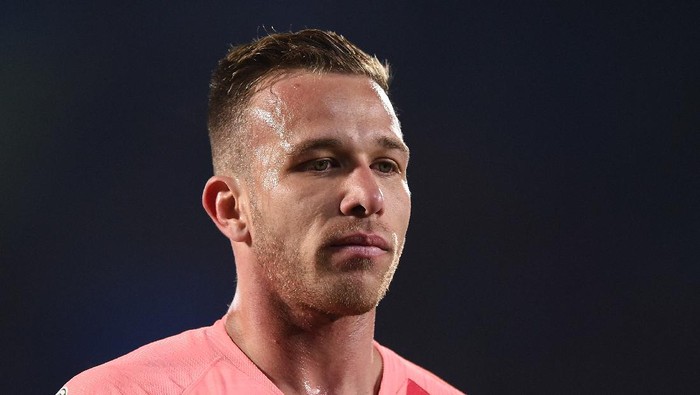 GETAFE, SPAIN - JANUARY 06: Arthur of FC Barcelona looks on during the La Liga match between Getafe CF and FC Barcelona at Coliseum Alfonso Perez on January 06, 2019 in Getafe, Spain. (Photo by Denis Doyle/Getty Images)