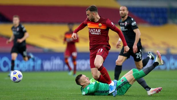 ROME, ITALY - APRIL 11: Borja Mayoral of A.S Roma scores their side's first goal past Lukasz Skorupski of Bologna F.C. 1909 during the Serie A match between AS Roma and Bologna FC at Stadio Olimpico on April 11, 2021 in Rome, Italy. Sporting stadiums around Italy remain under strict restrictions due to the Coronavirus Pandemic as Government social distancing laws prohibit fans inside venues resulting in games being played behind closed doors. (Photo by Paolo Bruno/Getty Images)