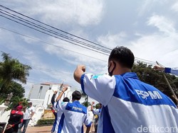 Tolak Pembayaran THR Dicicil, Buruh Cirebon Demo Depan Balai Kota