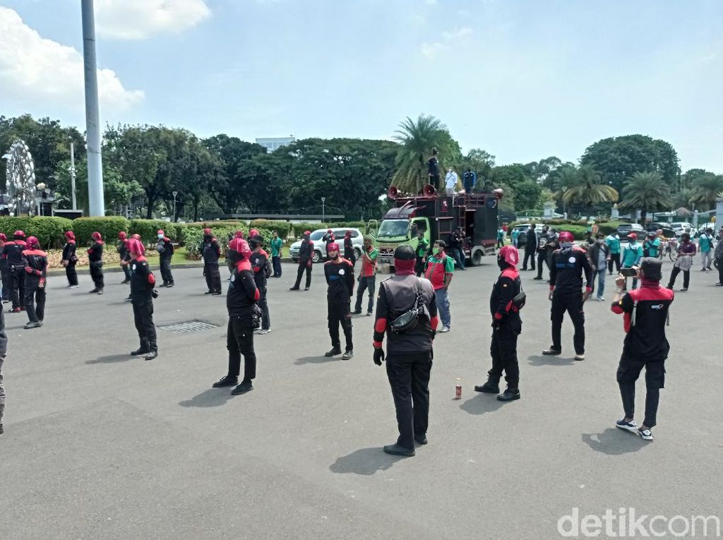 Demo Buruh Dimulai, Pengamanan di Patung Kuda Jakpus Diperketat Demo Buruh Dimulai, Pengamanan di Patung Kuda Jakpus Diperketat
