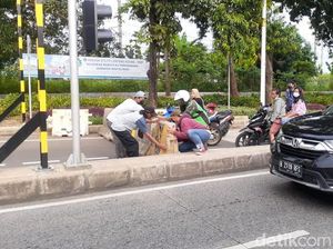 Waduh! Para Pemotor Buka Paksa Flyover Tapal Kuda Lenteng Agung Waduh! Para Pemotor Buka Paksa Flyover Tapal Kuda Lenteng Agung