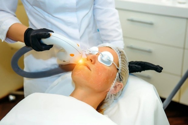 Fototerapi/freepik.com Fototerapi dapat membantu imun supaya lebih mentolerir zat alergen/freepik.com