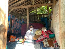 Cerita Nenek Sukini Tidur di Kandang Kambing Usai Rumahnya Ambruk Kena Gempa