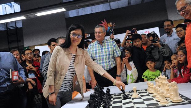 Chinese chess grandmaster and three-time women's World Chess Champion, Hou Yifan, opens a chess tournament at a subway station in Mexico City, on June 25, 2017. (Photo by Bernardo Montoya / AFP)