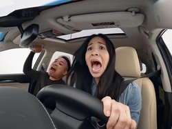 Brak! Ini Contoh Buruk Kebiasaan Main Handphone Sambil Nyetir