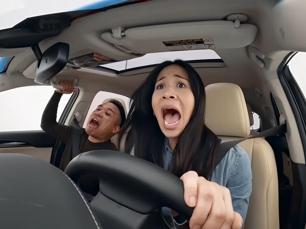 Brak! Ini Contoh Buruk Kebiasaan Main Handphone Sambil Nyetir Brak! Ini Contoh Buruk Kebiasaan Main Handphone Sambil Nyetir