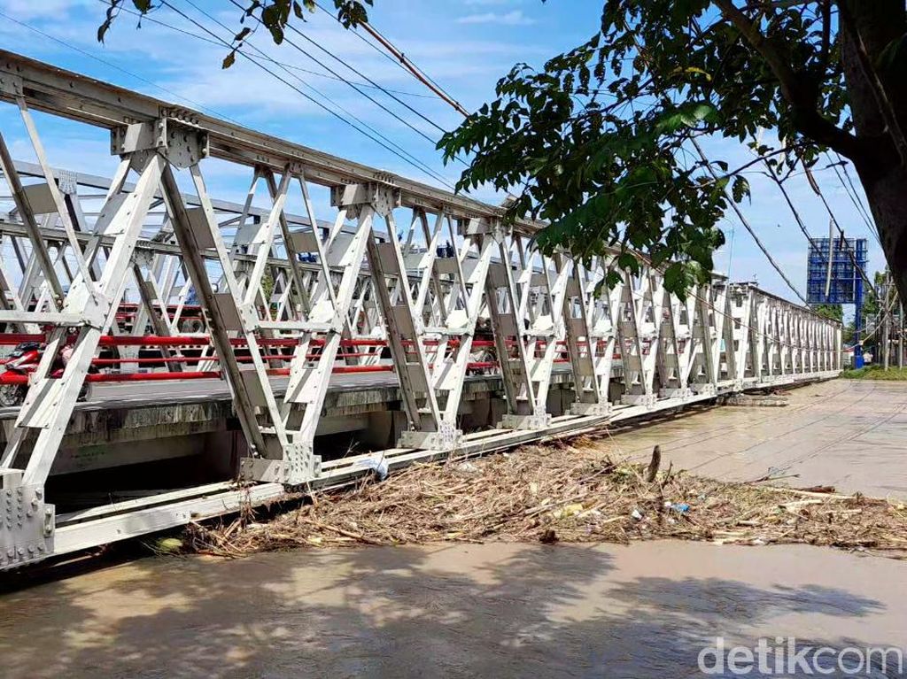 Permukaan Air Sungai Sentuh Level Merah, Jembatan Pemali Brebes Ditutup Permukaan Air Sungai Sentuh Level Merah, Jembatan Pemali Brebes Ditutup