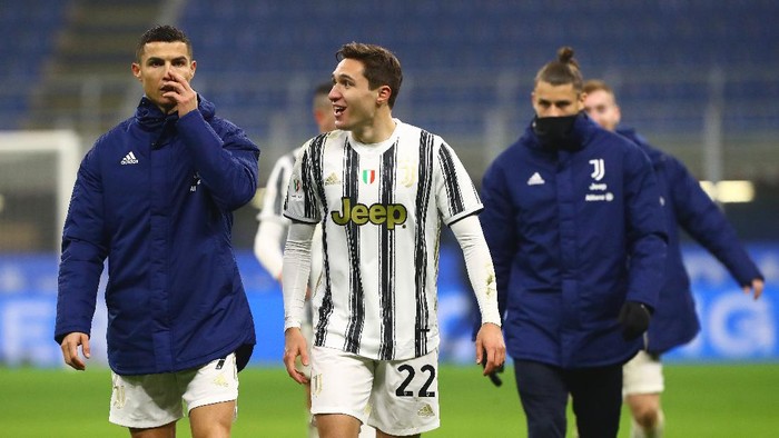 MILAN, ITALY - FEBRUARY 02: Cristiano Ronaldo and Federico Chiesa of Juventus celebrate following their sides victory after the Coppa Italia semi-final match between FC Internazionale and Juventus at Stadio Giuseppe Meazza on February 02, 2021 in Milan, Italy. Sporting stadiums around Italy remain under strict restrictions due to the Coronavirus Pandemic as Government social distancing laws prohibit fans inside venues resulting in games being played behind closed doors. (Photo by Marco Luzzani/Getty Images)