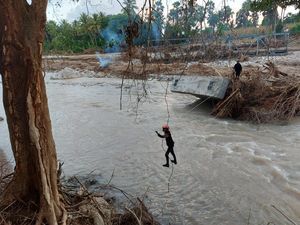 Jembatan Putus, Kabel Listrik Bekas Jadi Jembatan Darurat di Malaka NTT