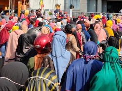 Polisi Bubarkan Kerumunan Warga Ingin Cairkan Bansos di Asahan Sumut