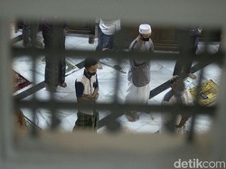 Ahli: Jarak Saf Salat Berjamaah Aman Dicabut, Lansia Tarawih Disarankan Booster