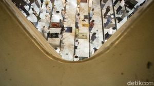 Khusyuk Tarawih di Masjid Cut Meutia