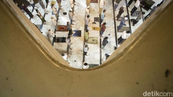 Khusyuk Tarawih di Masjid Cut Meutia