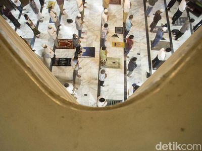 Khusyuk Tarawih di Masjid Cut Meutia