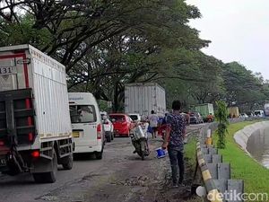 Jalan Pejagan-Prupuk Brebes Rusak Parah Bikin Macet Tiap Hari