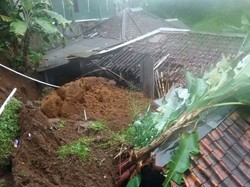 4 Rumah Rusak Diterjang Longsor di Puncak Bogor