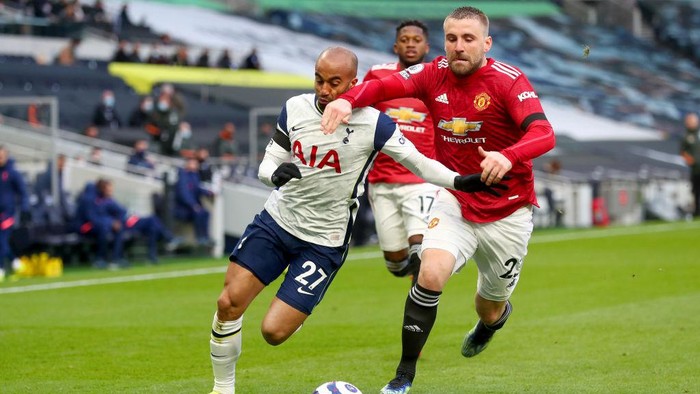 LONDON, ENGLAND - APRIL 11: Lucas Moura of Tottenham Hotspur battles for possession with Luke Shaw of Manchester United during the Premier League match between Tottenham Hotspur and Manchester United at Tottenham Hotspur Stadium on April 11, 2021 in London, England. Sporting stadiums around the UK remain under strict restrictions due to the Coronavirus Pandemic as Government social distancing laws prohibit fans inside venues resulting in games being played behind closed doors. (Photo by Clive Rose/Getty Images)