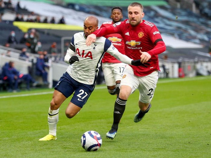 LONDON, ENGLAND - APRIL 11: Lucas Moura of Tottenham Hotspur battles for possession with Luke Shaw of Manchester United during the Premier League match between Tottenham Hotspur and Manchester United at Tottenham Hotspur Stadium on April 11, 2021 in London, England. Sporting stadiums around the UK remain under strict restrictions due to the Coronavirus Pandemic as Government social distancing laws prohibit fans inside venues resulting in games being played behind closed doors. (Photo by Clive Rose/Getty Images)