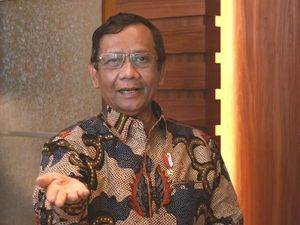 Asyik Nonton Ikatan Cinta Saat PPKM Darurat Bikin Mahfud Kena Kritik Asyik Nonton Ikatan Cinta Saat PPKM Darurat Bikin Mahfud Kena Kritik
