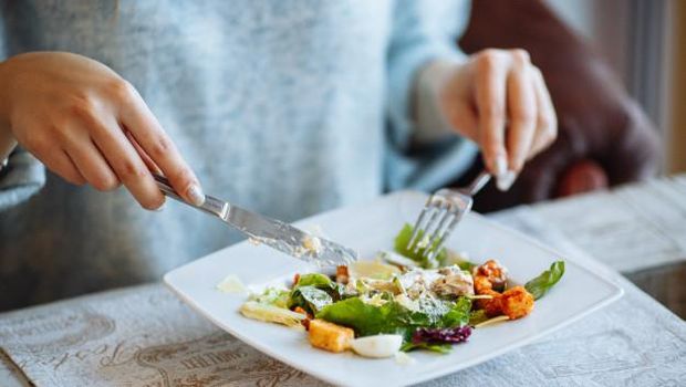 Cara pertama untuk mendetoks diri agar lebih positif adalah dengan menjaga pola makan dan tidur.