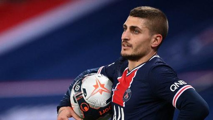 (FILES) In this file photo taken on February 21, 2021 Paris Saint-Germains Italian midfielder Marco Verratti reacts during the French L1 football match between Paris-Saint Germain (PSG) and AS Monaco FC at The Parc des Princes Stadium in Paris. - Paris SG Italian midfielder Marco Verratti positive for Covid-19, wont play the next UEFA Champions League football match against Bayern announced the club on April 2, 2021. (Photo by FRANCK FIFE / AFP)