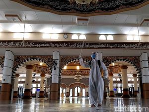 Sambut Ramadhan, Masjid Agung Purwokerto Disemprot Disinfektan