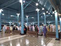 Merata di Seluruh Bagian, Kayu Bangunan Masjid Agung Solo Diserang Rayap!