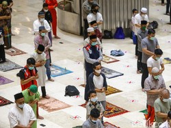 MUI Wajibkan Warga Salat Tarawih di Masjid Pakai Masker