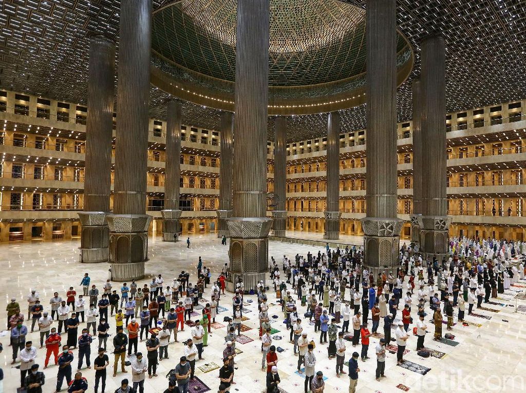 Melihat Salat Tarawih Pertama di Masjid Istiqlal, Pakai Jaga Jarak Melihat Salat Tarawih Pertama di Masjid Istiqlal, Pakai Jaga Jarak