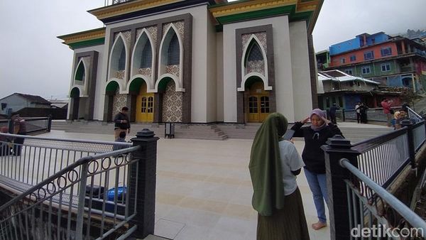 Potret Masjid Nepal Van Java yang Jadi Spot Selfie Favorit