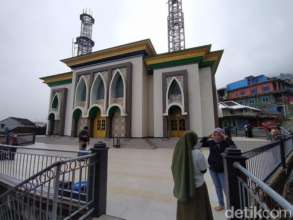 Potret Masjid Nepal Van Java yang Jadi Spot Selfie Favorit