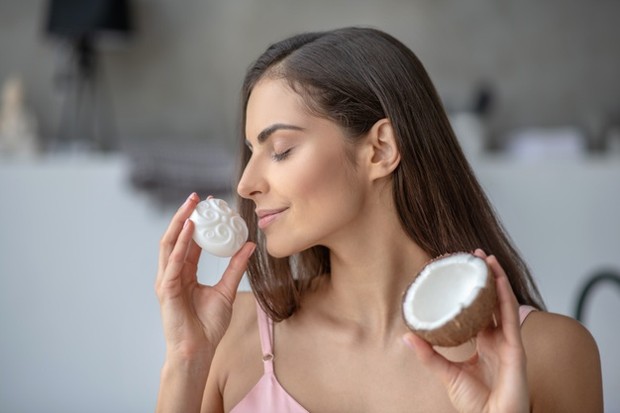 Menggunakan Bahan-bahan Herbal/freepik.com Menggunakan Bahan-bahan Herbal seperti minyak kelapa membantu meringankan eksim/freepik.com