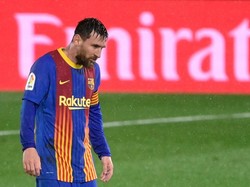 Sedih, Fan Sampai Sujud Demi Messi Tetap di Barcelona