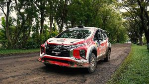 Aksi Rifat Sungkar Geber Xpander AP4 di Sprint Rally