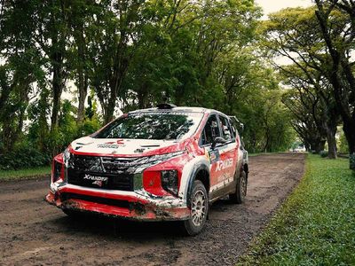 Aksi Rifat Sungkar Geber Xpander AP4 di Sprint Rally