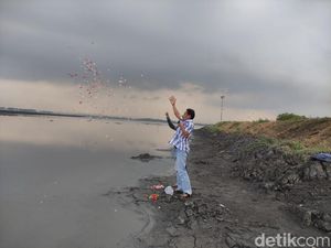 Warga Korban Lumpur Sidoarjo Nyekar di atas Tanggul Sebelum Ramadhan Warga Korban Lumpur Sidoarjo Nyekar di atas Tanggul Sebelum Ramadhan