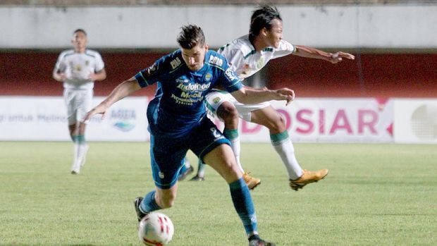 Pesepak bola Persib Bandung Kuipers (kiri) berebut bola dengan pesepak bola Persebaya Surabaya Akbar (kanan) dalam laga perempat final Piala Menpora 2021 di Stadion Maguwoharjo, Sleman, D.I Yogyakarta, Minggu (11/4/2021). Persib berhasil mengalahkan Persebaya dengan skor 3:1. ANTARA FOTO/Andreas Fitri Atmoko/hp.