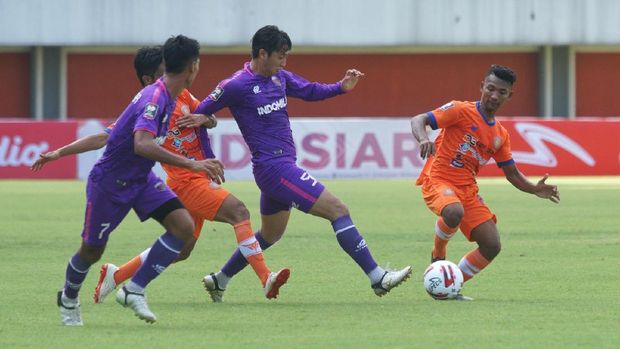 Pesepak bola Persita Tangerang Kito Chandra (kedua kanan) mencoba menerobos pertahanan tim Persiraja Banda Aceh saat pertandingan Piala Menpora di Stadion Maguwoharjo, Sleman, D.I Yogyakarta, Rabu (24/3/2021). ANTARA FOTO/Andreas Fitri Atmoko/aww.