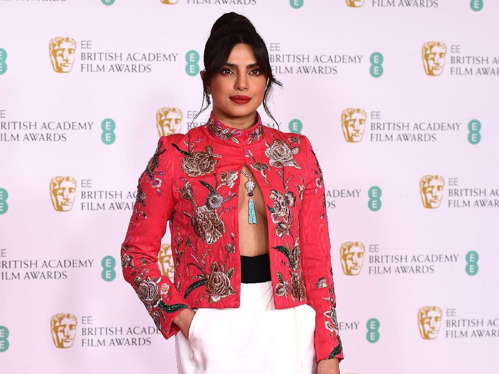 Priyanka Chopra Seksi Banget di BAFTAs, Pakai Blazer Braless