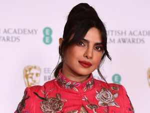 Pesona Priyanka Chopra yang Diisukan Jadi Selingkuhan Shah Rukh Khan Pesona Priyanka Chopra yang Diisukan Jadi Selingkuhan Shah Rukh Khan